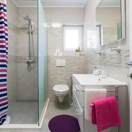 House Pool Trogir بيت للعطل