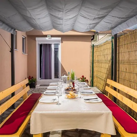 House Pool Trogir بيت للعطل تروغير