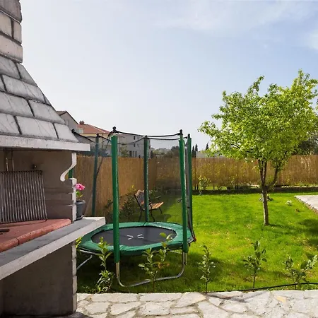 House Pool Trogir بيت للعطل