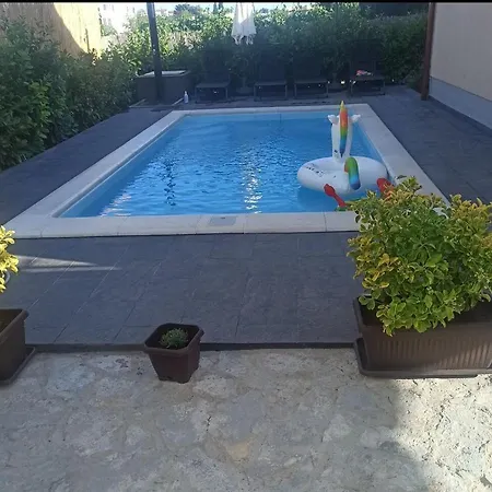 House Pool Trogir بيت للعطل
